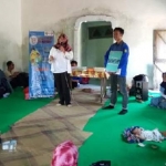 Genre Jember sedang memberi penyuluhan pada remaja putri.