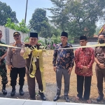 Kajari Bangkalan, Chandra Saptaji, saat menggunting pita peresmian Rumah Restorative Justice di Desa Parseh, Kecamatan Socah.