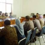 Suasana mediasi antara pedagang Terminal Kebonsari dan pedagang area parkir pantai Boom, Tuban. foto: udin/ BANGSAONLINE