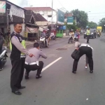 Petugas Polsek Porong dan Lantas Polresta Sidoarjo sedang melakukan olah TKP. foto: Catur Andi Herlambang/ bangsaonline