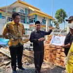 Pj Bupati Probolinggo Ugas Irwanto saat sidak pembangunan pusat oleh-oleh. Foto: ANDI SIRAJUDIN/HB