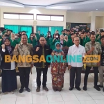 Bupati Jombang, Mundjidah Wahab, didampingi perwakilan dari civitas academica Universitas Nasional. Foto: AAN AMRULLOH/BANGSAONLINE