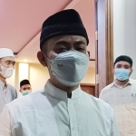 KH Oing Abdul Mu’id Shohib alias Gus Muid saat memberi keterangan kepada wartawan di Ponpes Lirboyo, Sabtu (22/5) malam . foto: Muji Harjita/ BANGSAONLINE.com