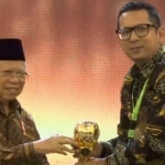 Pj Wali Kota Mojokerto Ali Kuncoro menerima penghargaan UHC Awards dari Wakil Presiden Ma