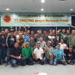 Wartawan Gresik dan jajaran manajemen PT. Smelting foto bersama usai buka bersama.