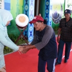 Gubernur Jatim bersama Wakil Gubernur Jatim menerima kunjungan dari semua lapisan masyarakat di Jawa Timur pada acara Open House dalam menyambut Hari Raya Idul Fitri 1440 H di Gedung Negara Grahadi Surabaya. foto: ist