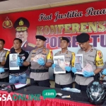 Kapolres Tuban AKBP Nanang Haryono saat merilis foto tersangka beserta barang bukti.