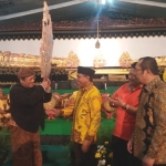 Plt Ketua DPD Partai Golkar Jatim, Zainudin Amali secara simbolis mempersilahkan dalang Ki Soenarjo memulai pertunjukan. foto: DIDI R/ BANGSAONLINE