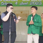 Bupati Hanindhito Himawan Pramana saat berdialog dengan mahasiswa IAIN Kediri yang hendak melaksanakan KKN di wilayah Kabupaten Kediri. Foto: Ist.