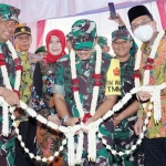 Tim Wasev dari Mabes TNI AD yang dipimpin oleh Mayjen TNI Dedi Solihin didampingi Bupati Sidoarjo Ahmad Muhdlor Ali, datang ke lokasi TMMD ke-114 dalam rangka mengevaluasi hasil pelaksanaanya yang dikerjakan oleh Kodim 0816/Sidoarjo, Kamis (11/08/2022).