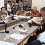 Wakil Ketua DPRD Gresik dr. Asluchul Alif dan Komisi IV saat hearing dengan Kadinkes, dr Saifudin Ghozali. foto: SYUHUD/ BANGSAONLINE