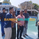 kuasa hukum dan keluarga korban saat berada di Sampang Waterpark. Foto: MUTAMMIM/BANGSAONLINE