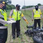 Petugas saat akan mengevakuasi sepeda motor korban. foto: ist.