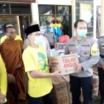 Bantuan diserihterimakan oleh Bagus dari Gusdurian kepada Kapolres Batu AKBP Harviadhi Agung Prathama di Mapolres Batu.