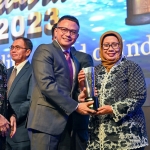 Staf Ahli Bidang Transformasi Digital, Kreativitas, dan Sumber Daya Manusia, Kementerian Koordinator Bidang Perekonomian, Rizal Edwin (dua dari kiri) menyerahkan penghargaan SNI Award 2023 peringkat emas kepada Direktur Operasi SIG, Reni Wulandari. Foto: Ist.