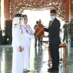 Bupati Baddrut Tamam melantik dua kades perempuan Pergantian Antar Waktu (PAW) di Mandhapa Agung Ronggosukowati. 