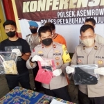 Kapolsek Asemrowo Kompol Hari Kurniawan didampingi Kanitreskrim menunjukkan tersangka beserta barang bukti.