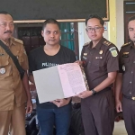 Kasi Pidum Kejari Tuban saat menyerahkan berkas RJ di Rumah Restorative Justice.