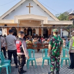 Petugas gabungan saat mengamankan misa Jumat Agung di salah satu gereja. Foto: Ist