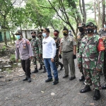 Camat Pakal, Tranggono Wahyu Wibowo bersama puluhan personel yang terdiri dari Satpol PP, Linmas, TNI, Polri, serta Banser saat mendatangi Jurang Kuping, Kelurahan Benowo, Kecamatan Pakal, Sabtu (13/2) kemarin.