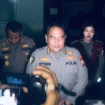 Kabid Humas Polda Jatim Kombespol Dirmanto bersama Tim Dokkes Polda Jatim saat memberikan keterangan kepada wartawan.