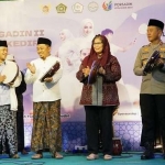 Pj Wali Kota Kediri Zanariah saat ikut menabuh rebana. Foto: Ist. 