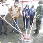 Pemusnahan ratusan surat suara rusak oleh KPU Ngawi.