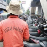 Juru parkir sedang bertugas. Foto: DOK