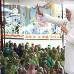 Gubernur Jatim Khofifah Indar Parawansa saat sambutan pada acara Gebyar Pasar Rakyat Muslimat NU di GOR Lembupeteng, Kabupaten Tulungagung, Minggu (29/9). foto: bangsaonline.com