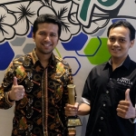 Bupati Emil Dardak (kiri) bersama wartawan BANGSAONLINE. 