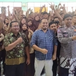 Murid, guru, dan pemain wayang tangguh pose bersama usai sosialisasi.