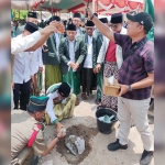 Bupati Pasuruan Irsyad Yusuf saat menghadiri pelantikan yang digelar di lokasi pembangunan kantor baru MWC NU Gempol di Desa Ngerong.