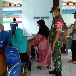 Petugas saat meninjau vaksinasi di Balai Desa Parangbatu.