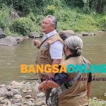 Ketua FPRB Kabupaten Kediri,  Ari Purnomo Adi bersama Tim, saat cek aliran sungai di Kecamatan Kandangan beberapa waktu lalu. Foto: MUJI HARJITA/ BANGSAONLINE.com.