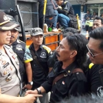 Kapolres AKBP Wahyu S. Bintoro saat dialog dengan perwakilan massa LSM GMBI. foto: SYUHUD/ BANGSAONLINE