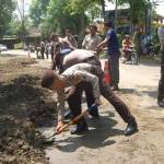 Jajaran Polres, BPBD dan Bina Marga Provinsi saat melakukan pembersihan di jalur jembatan Jagalan. foto: herman subagyo/ BANGSAONLINE