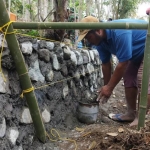 GOTONG ROYONG: Satgas TMMD ke-106 Kodim 0818/ Kab. Malang-Batu bersama masyarakat membangun Tanggul Penahan Tanah di Desa Kedungsalam Kec. Donomulyo Malang, Rabu (16/10).