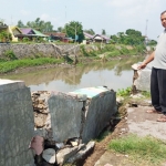 ANCAM PERMUKIMAN: Tanggul Sungai Sadar di Kedungsari yang ambrol. foto: YUDI EP/ BANGSAONLINE