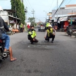 Petugas melakukan olah TKP di lokasi kejadian.