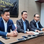 Owner Front One King Hotel Tuban, Robby Stevanus Gunawan, saat menggelar konferensi pers.