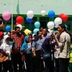 Siswa-siswi MINU Unggulan Trate Putri dan MINU Unggulan Trate Putra didampingi orang tuanya menjelang pelepasan balon berisi cita-cita mereka. foto: much shopii/ BANGSAONLINE