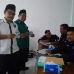 Sekretaris PKB Gresik Imron Rosidi bersama jajaran pengurus menunjukkan KTA saat verifikasi faktual.