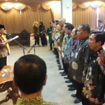 Bupati Gresik Sambari Halim Radianto saat mengambil sumpah. foto: SYUHUD/ BANGSAONLINE