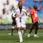 Alexandre Lacazette sumbang satu gol kemenangan Lyon atas Rennes.