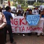 Para mahasiswa melakukan demonstrasi menuntut KPK segera menangkap Bendahara Umum Partai Golkar yang kini diangkat sebagai ketua DPR. Foto: merdeka.com