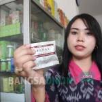 Petugas saat menunjukkan obat-obatan dan kosmetik tak berizin. foto: feri/ BANGSAONLINE