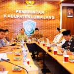 Cak Thoriq bersama Kiai Husnul, saat memimpin rapat perdana Panitia Pembangunan Masjid Baznas di Kawasan Huntap Semeru. Foto: ist.