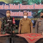 Dari kiri: Aning (Dinas LH Kab Kediri); Yudha Nusa (Dinas PUPR Kab Kediri); Wakil Danramil Wates, Peltu Tri Yudha; Camat Wates, Arief Gunawan; Kapolsek Wates, AKP Suharyanta; dan Koordinator Komunitas Oleng-Oleng, Heri DK. Foto: MUJI HARJITA/ BANGSAONLINE