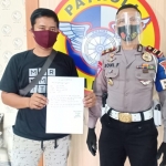 Didampingi Iptu Roni Faslah, Abdullah Affan sedang menunjukkan surat perjanjian permohonan maaf disertai materai.