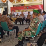 Kapolres Ngawi saat menggelar Jumat Curhat dan Gebyar Vaksin Presisi di halaman Badan Pertahanan Negara (BPN), Jumat (13/1/2023).